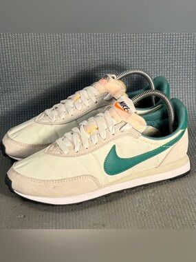 Nike Waffle Trainer 2 ESS Light Bone/Green Noise Shoes DA8291-001 Women’s Sz 8.5
